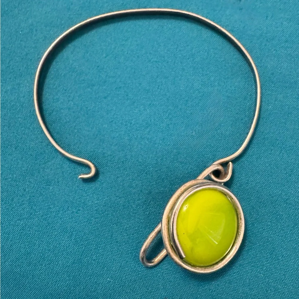 Elegant Silver Bracelet with Lime Green Stone - Picture 2 of 2
